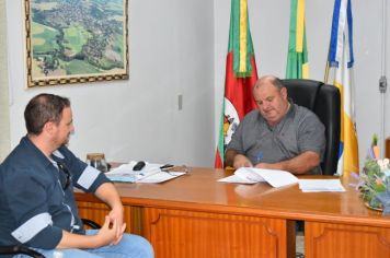 PREFEITO ASSINA CONTRATOS PARA CONSTRUÇÃO DE CANTEIRO CENTRAL E ILUMINAÇÃO PÚBLICA NA RUA JOSÉ MARIA DE MELO