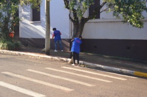 Equipe da limpeza urbana recebe uniformes novos