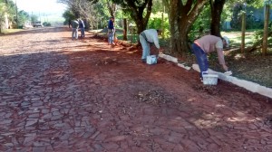 Secretaria de Obras realiza trabalho intenso de limpeza nas ruas da cidade