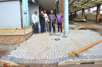 PREFEITO MUNICIPAL VISITA OBRAS DE REVITALIZAÇÃO NA RUA COBERTA E A CONSTRUÇÃO DE UM RESTAURANTE NAS FUTURAS INSTALAÇÕES DO CRAS