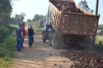 SECRETARIA DE OBRAS REALIZA ENCASCALHAMENTO NO INTERIOR DO MUNICÍPIO