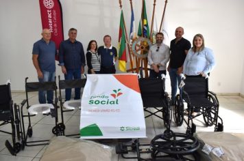 SECRETARIA MUNICIPAL DE SAÚDE RECEBE CADEIRAS DE RODAS E DE BANHO DO ROTARY CLUB DE CATUÍPE