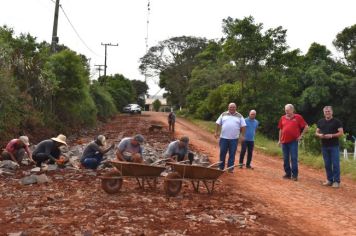 OBRAS DE CALÇAMENTO NA LOCALIDADE DE ESQUINA BOM SUCESSO