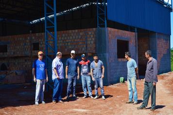 PREFEITO MUNICIPAL VISITA OBRAS DE LATICÍNIO QUE ESTÁ SENDO CONSTRUÍDO EM CATUÍPE