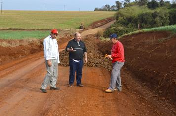 SECRETARIA DE OBRAS REALIZA ENCASCALHAMENTO EM ESTRADAS DO INTERIOR