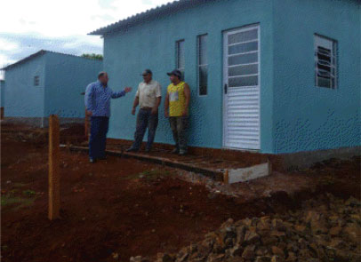 Baroni visita construção de casas populares