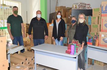 ESCOLAS DA REDE MUNICIPAL DE ENSINO RECEBEM MATERIAL PEDAGÓGICO