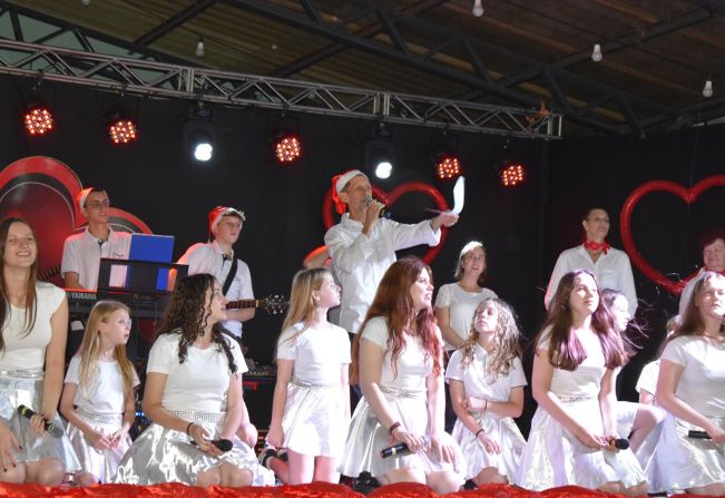 SHOW COM O SOM DO CORAÇÃO DE SANTO CRISTO FOI ATRAÇÃO NA SEXTA-FEIRA EM CATUÍPE 