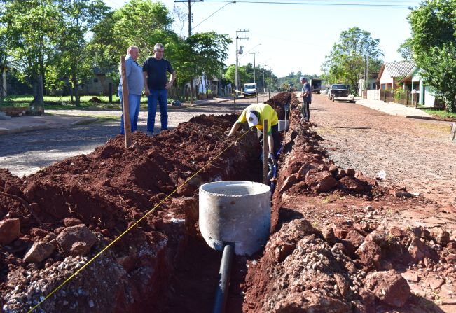 SEGUEM AS OBRAS DE REVITALIZAÇÃO NA RUA JOSÉ MARIA DE MELLO 