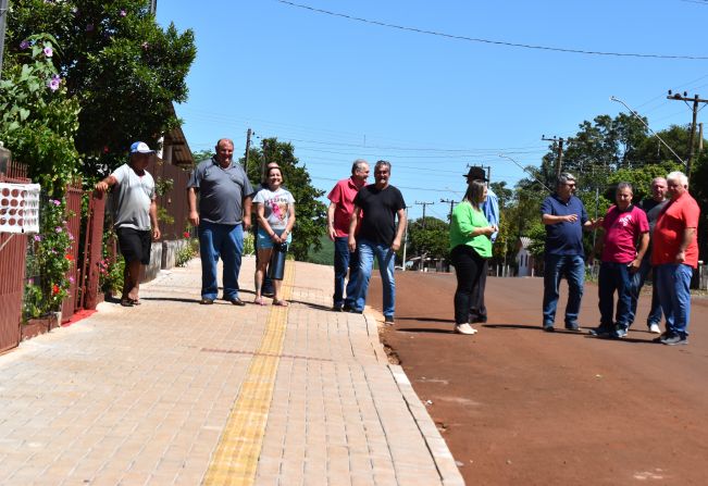 FINALIZADA OBRA DE CONSTRUÇÃO DOS PASSEIOS NA RUA JOSÉ MARIA DE MELLO NO BAIRRO SANTA  FÉ