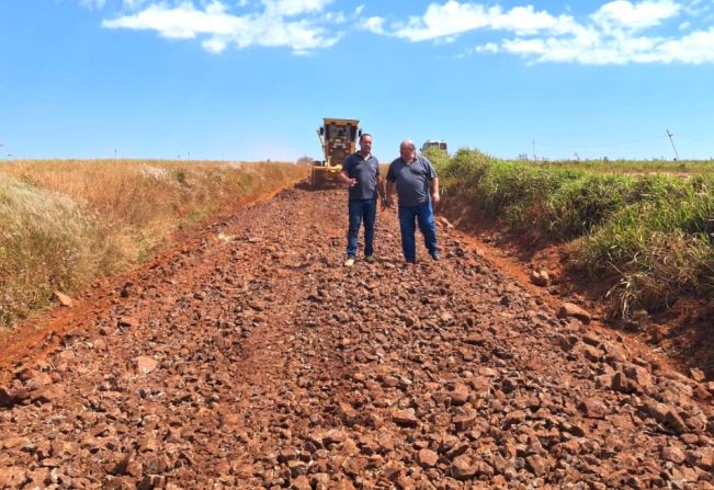 SECRETARIA DE OBRAS PROMOVE MELHORIAS EM ESTRADAS DO INTERIOR