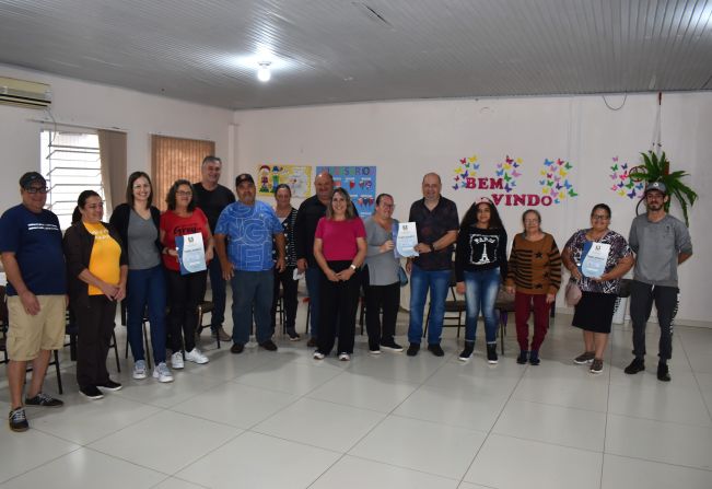 MORADORES DO LOTEAMENTO HABITAR BRASIL DO BAIRRO NEVES DE CATUÍPE RECEBEM ESCRITURAS