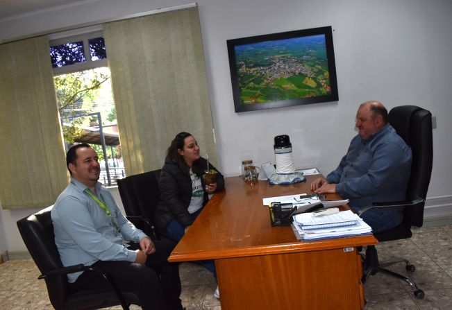 PREFEITO RECEBE NOVO GERENTE DAS LOJAS QUERO-QUERO 