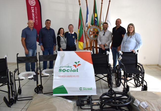 SECRETARIA MUNICIPAL DE SAÚDE RECEBE CADEIRAS DE RODAS E DE BANHO DO ROTARY CLUB DE CATUÍPE