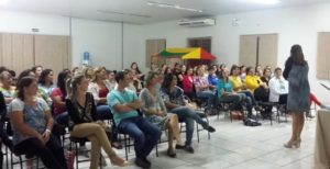 EDUCADORES E FUNCIONÁRIOS DAS ESCOLAS MUNICIPAIS PARTICIPARAM DE PALESTRA DE FORMAÇÃO